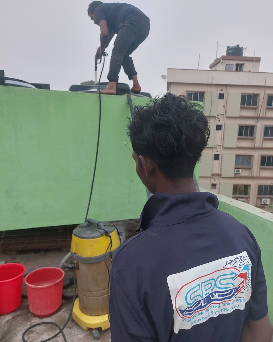 SRS technician at a Kolkata independent home, ready for mechanized tank cleaning
