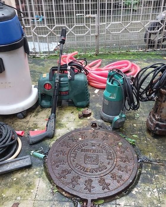 SRS mechanized cleaning equipment set up at the tank manhole in Kalighat, Kolkata
